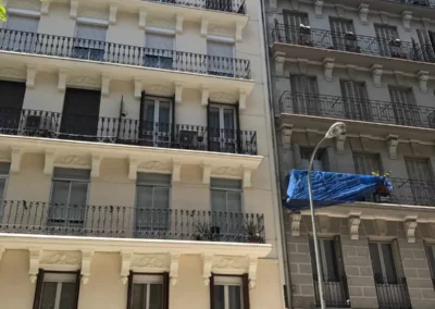 Trabajos en rehabilitación integral de fachada de edificio en Madrid