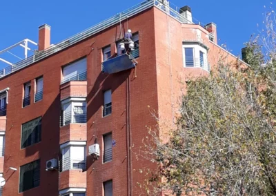 Trabajos verticales en rehabilitación integral de fachada de edificio en Madrid