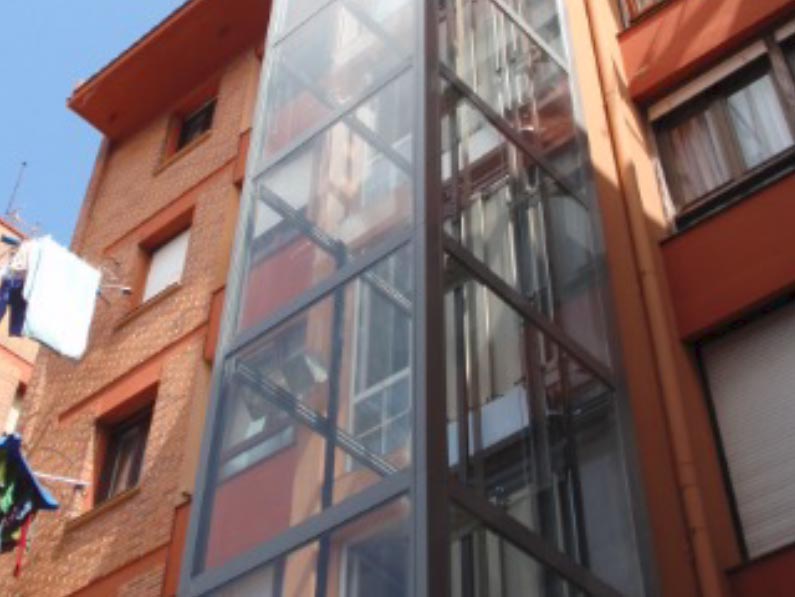 Refuerzo de estruturas, escaleras, portales, apuntalamientos, hormigon impreso, líneas de vida, instalacion de ascensores… en Madrid