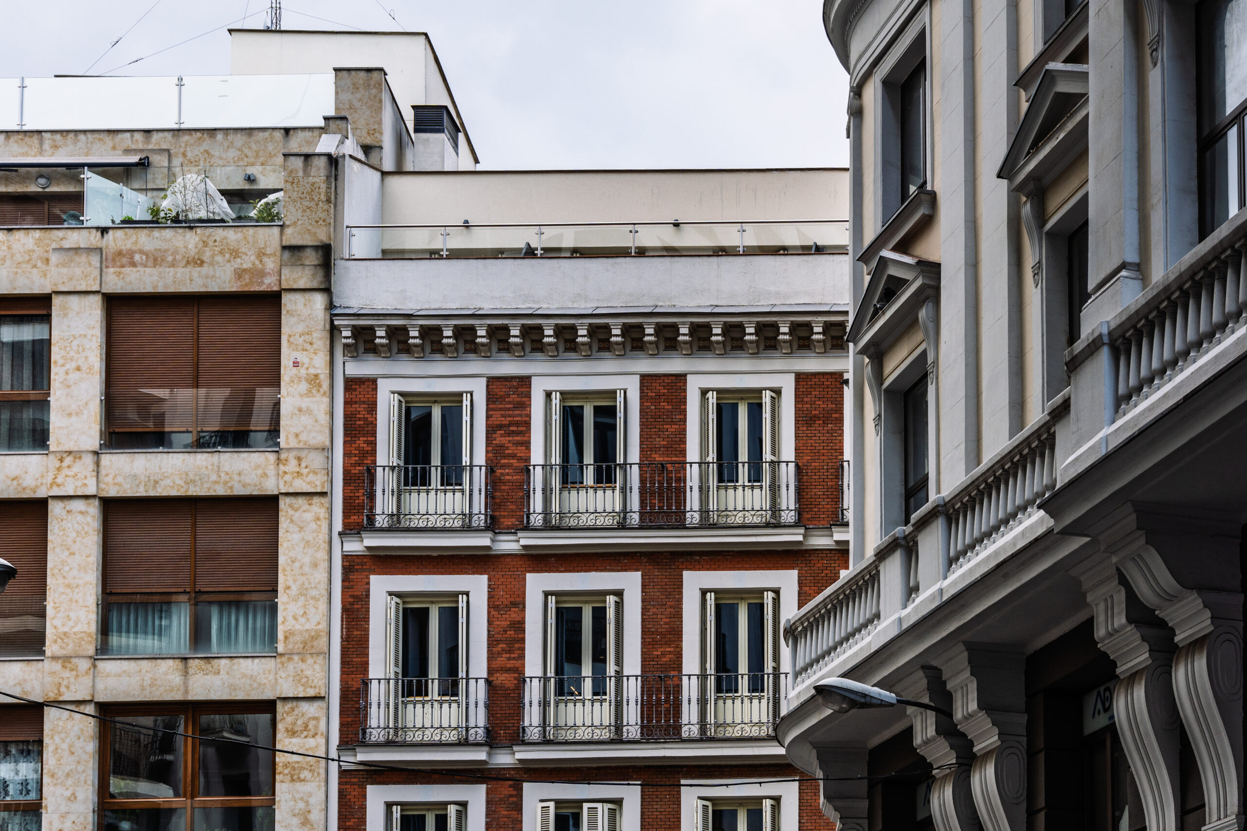 Elegante fachada en Madrid mostrando detalles arquitectónicos