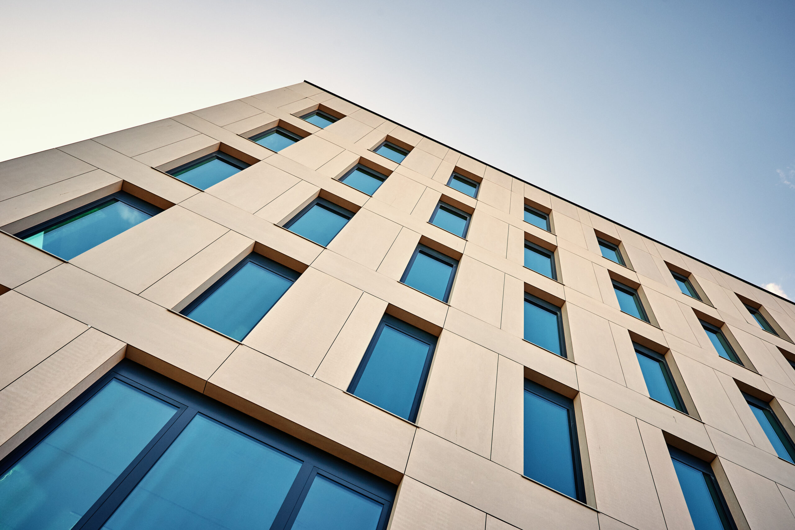 🏢 Fachada moderna con sistema SATE en Madrid